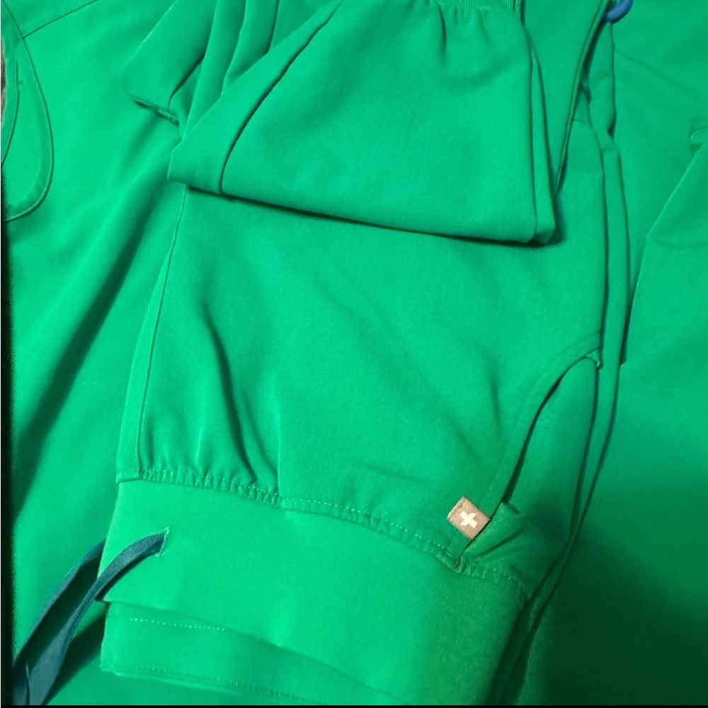 Preowned figs jogger medium petite